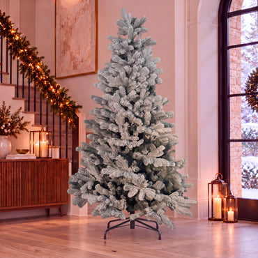 Abete Classico Elite PE Mix allestito in salotto - albero di Natale artificiale di design